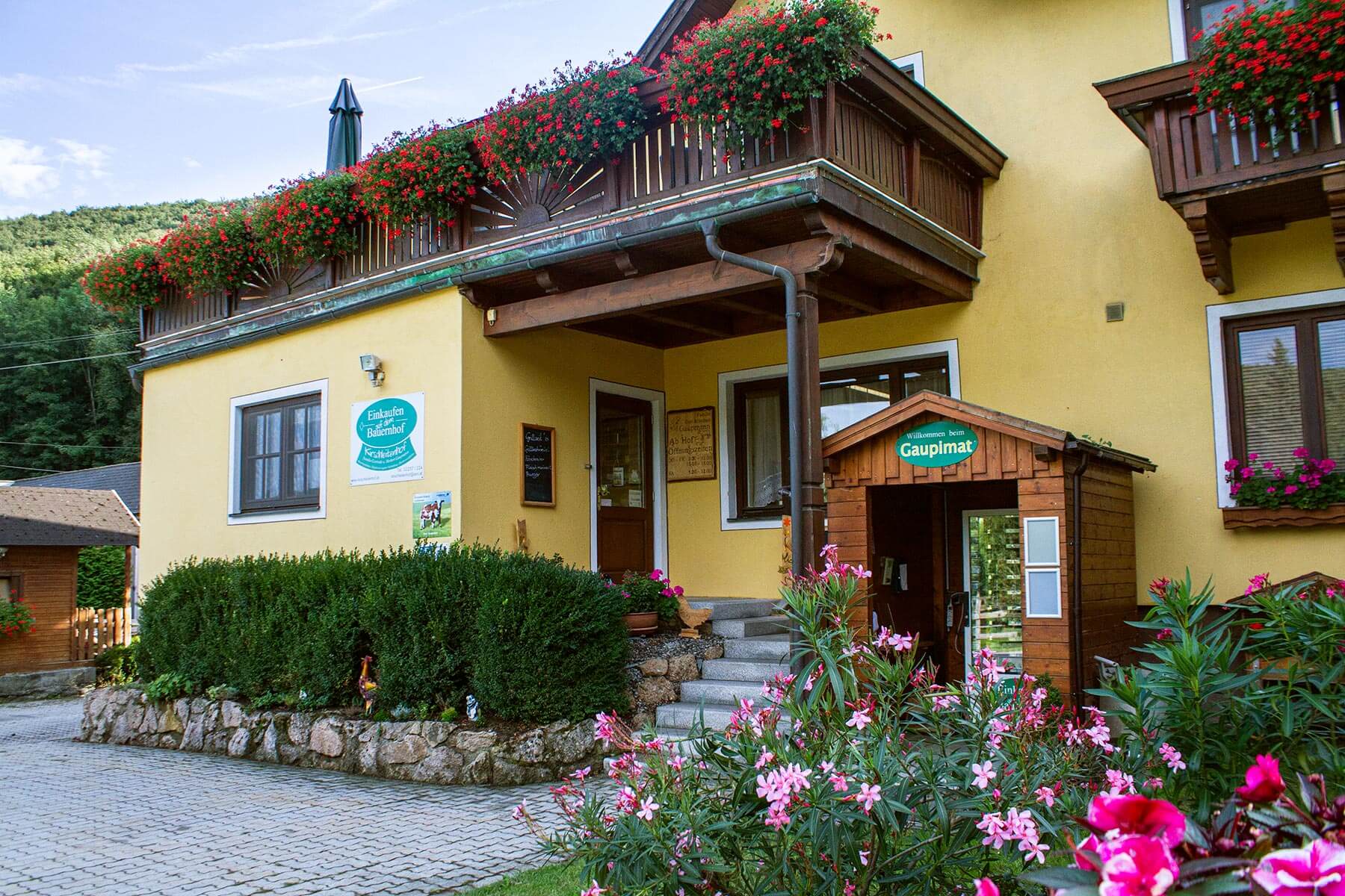 Der Bauernhof Kirschleitenhof in Klausen-Leopoldsdorf von außen mit Gaupimat